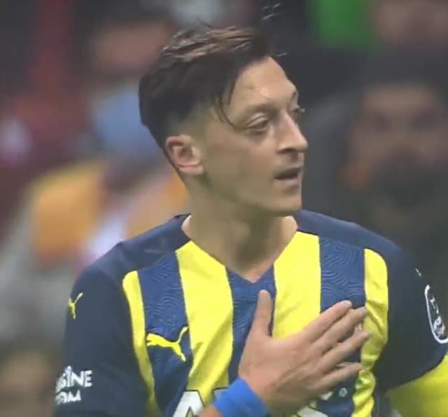 Galatasaray tribünlerinden Mesut Özil'e neden çakmak ve şişe yağdı? İşte yaşananlar