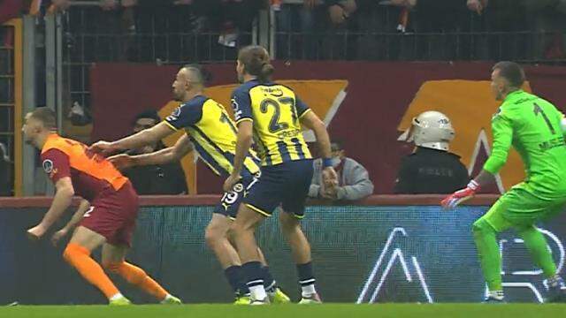 Derbide Fatih Terim'i kızdıran 3 pozisyon belli oldu Derbide Fatih Terim'i kızdıran 3 pozisyon belli oldu