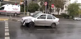 Eyüpsultan'da kontrolden çıkan otomobil trafik ışıklarına böyle çarptı