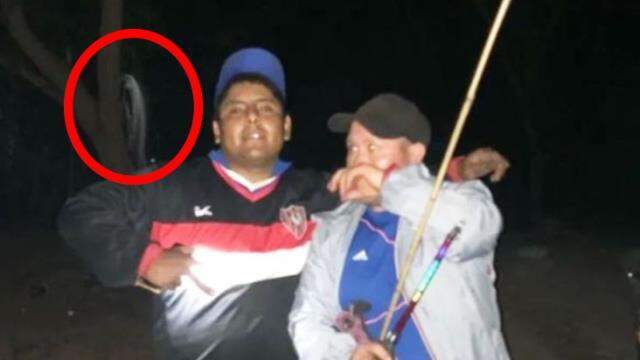Herkes bu fotoğrafı konuşuyor! Gece hatıra pozu veren arkadaşlar, evde fark ettikleri detay nedeniyle dehşeti yaşadı Herkes bu fotoğrafı konuşuyor! Gece hatıra pozu veren arkadaşlar, evde fark ettikleri detay nedeniyle dehşeti yaşadı