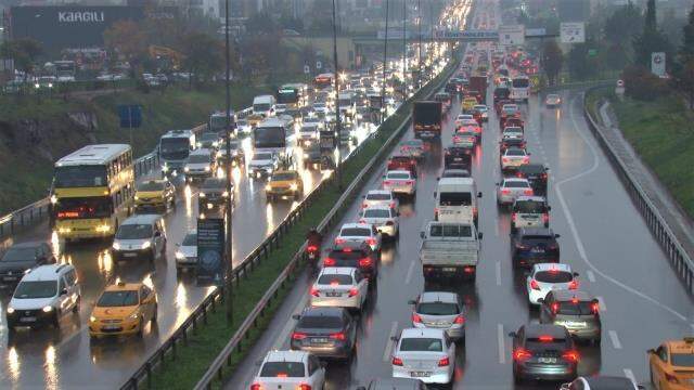 İstanbul'da yağışın da etkisiyle trafik yoğunluğu yüzde 87'ye ulaştı İstanbul'da yağışın da etkisiyle trafik yoğunluğu yüzde 87'ye ulaştı