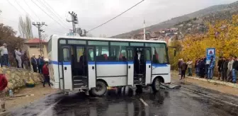 Manisa'da işçi servis midibüsü kamyona çarptı: 7 yaralı