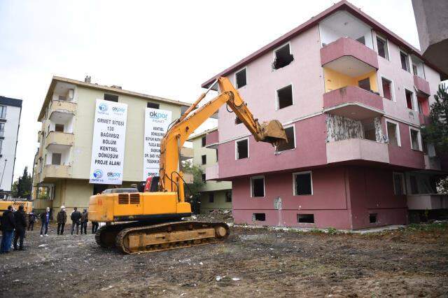 Tuzla'da kentsel dönüşüm hız kesmeden devam ediyor! İlk kepçeyi Belediye Başkanı Şadi Yazıcı vurdu Tuzla'da kentsel dönüşüm hız kesmeden devam ediyor! İlk kepçeyi Belediye Başkanı Şadi Yazıcı vurdu