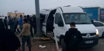 Gaziantep'te öğrenci minibüsü ile otomobil çarpıştı: 19 yaralı