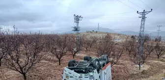 Malatya'da yoldan çıkan kamyon takla attı: 1 yaralı