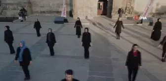 Öğretmenlerden 24 Kasım Öğretmenler Günü anısına anlamlı klip- Şarkı söyleyip, zeybek oynadılar