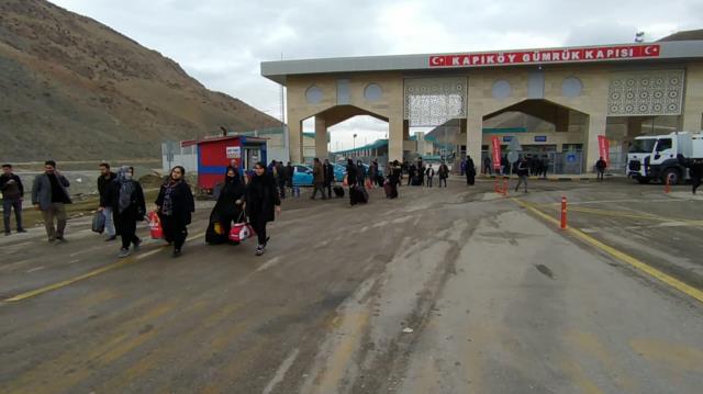 Akın akın geliyorlar! Kapıköy Sınır Kapısı'nda 'Muhteşem Cuma' yoğunluğu