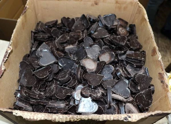 Kayseri'de cinsel içerikli çikolata üreten imalathaneye baskın
