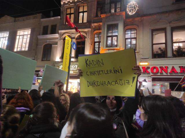 Kadınlar, 25 Kasım Kadına Yönelik Şiddete Karşı Uluslararası Mücadele Günü'nde sokaklara döküldü Kadınlar, 25 Kasım Kadına Yönelik Şiddete Karşı Uluslararası Mücadele Günü'nde sokaklara döküldü