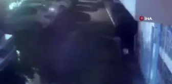 Motorun kilidini açamayan hırsızlar deliye döndü: Şüphelilerin motoru tekmelediği anlar kamerada