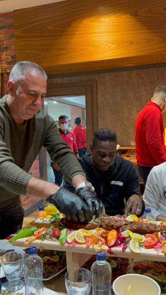 Balotelli'nin en büyük dopingi boru kebabı! İtalyan yıldız için kurulan sofra 'Yok artık' dedirtti Balotelli'nin en büyük dopingi boru kebabı! İtalyan yıldız için kurulan sofra 'Yok artık' dedirtti