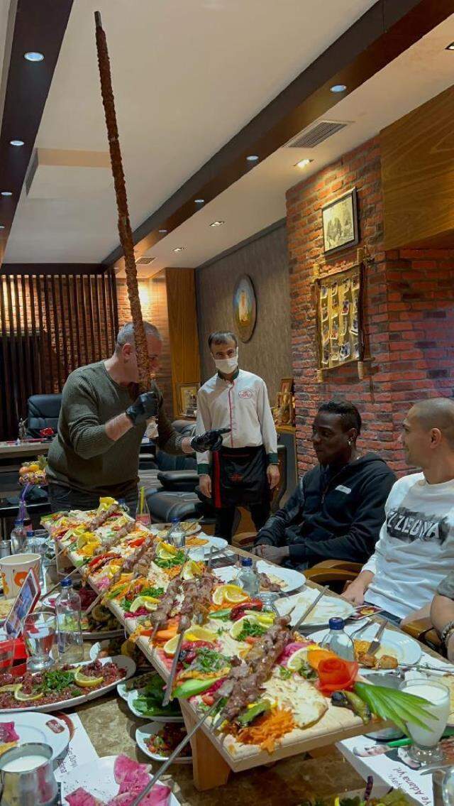Balotelli'nin en büyük dopingi boru kebabı! İtalyan yıldız için kurulan sofra 'Yok artık' dedirtti Balotelli'nin en büyük dopingi boru kebabı! İtalyan yıldız için kurulan sofra 'Yok artık' dedirtti