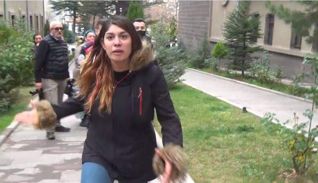 Kendisine bıçakla saldıran kocasını unutup gazetecinin üzerine yürüdü Kendisine bıçakla saldıran kocasını unutup gazetecinin üzerine yürüdü