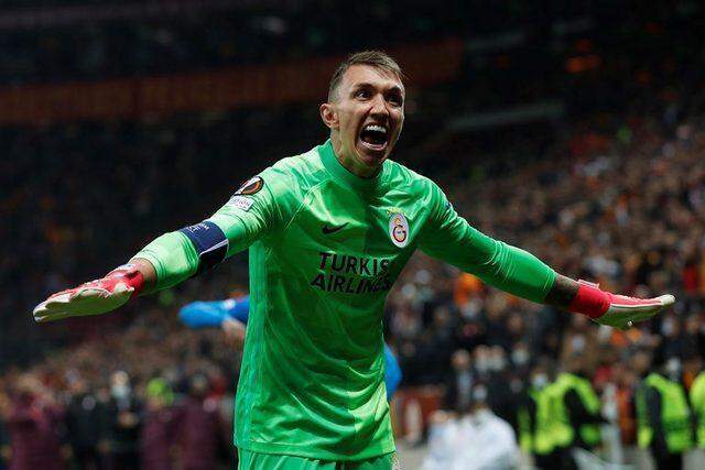 Şahan Gökbakar tribünlere fena patladı: Bu nasıl bir cahilliktir! Şahan Gökbakar tribünlere fena patladı: Bu nasıl bir cahilliktir!
