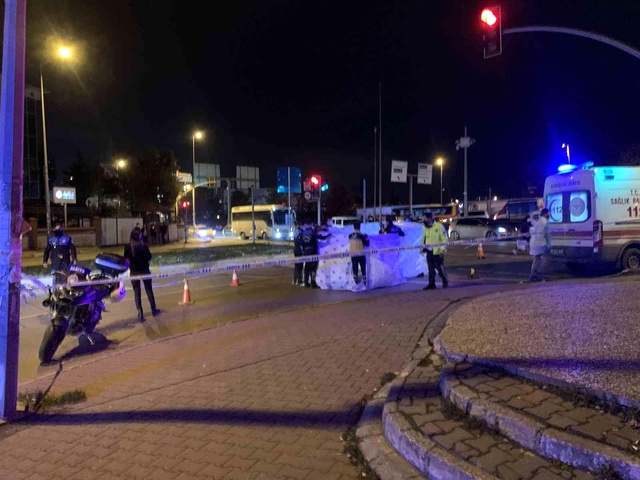 Karşıdan karşıya geçmeye çalışan yaşlı kadın tankerin altında kaldı Karşıdan karşıya geçmeye çalışan yaşlı kadın tankerin altında kaldı