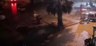 İzmir'i yağmur ve fırtına vurdu: Ev ve iş yerlerini su bastı, sürücüler güçlükle ilerledi