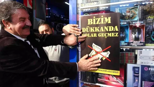 Pendik'te kapı kapı dolaşan grup, esnafı doları boykot etmeye davet etti