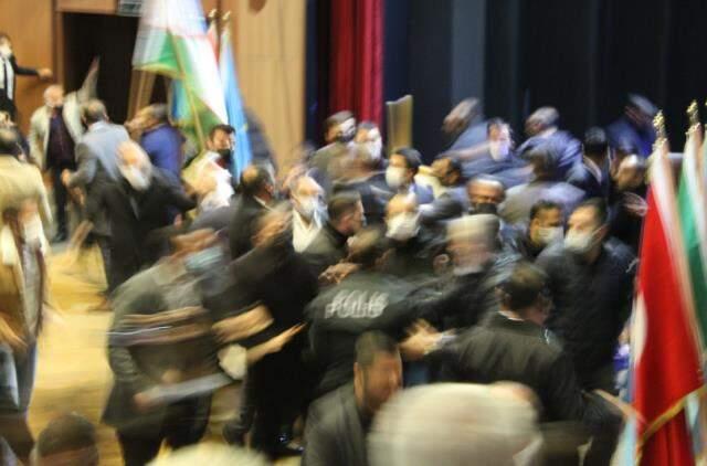 Alparslan Türkeş'i anma etkinliğinde çıkan kavgada iki grup birbirlerine girdi