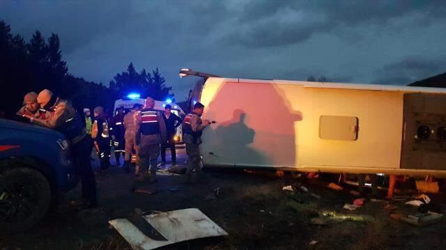 Son dakika! Erzincan'da yolcu otobüsü devrildi: Biri ağır 22 kişi yaralandı