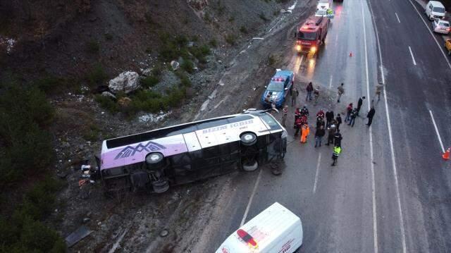 Son dakika! Erzincan'da yolcu otobüsü devrildi: Biri ağır 22 kişi yaralandı