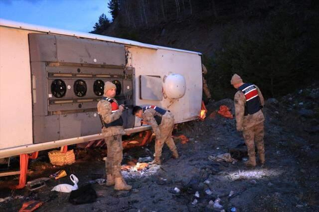 Son dakika! Erzincan'da yolcu otobüsü devrildi: Biri ağır 22 kişi yaralandı