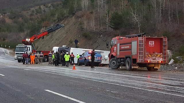 Son dakika! Erzincan'da yolcu otobüsü devrildi: Biri ağır 22 kişi yaralandı