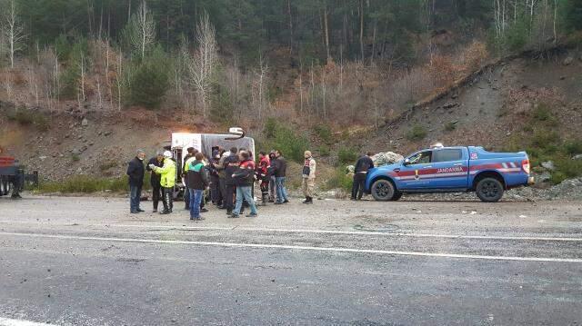 Son dakika! Erzincan'da yolcu otobüsü devrildi: Biri ağır 22 kişi yaralandı