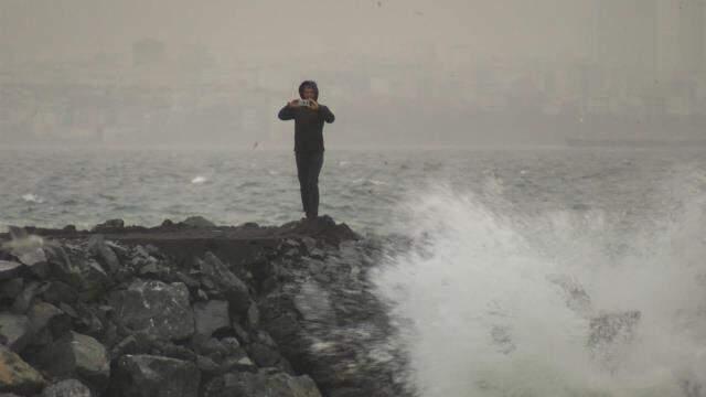 Çatılar uçtu, deniz taştı, çamur yağdı! Fırtına İstanbul dahil pek çok ili perişan etti, uyarılar devam ediyor