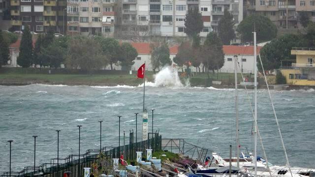 Çatılar uçtu, deniz taştı, çamur yağdı! Fırtına İstanbul dahil pek çok ili perişan etti, uyarılar devam ediyor