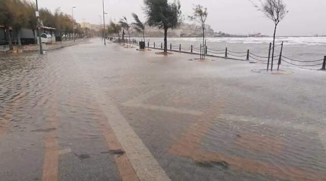 Çatılar uçtu, deniz taştı, çamur yağdı! Fırtına İstanbul dahil pek çok ili perişan etti, uyarılar devam ediyor