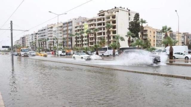 İzmir'de fırtına: Deniz taştı, dalga boyu 5 metreyi buldu