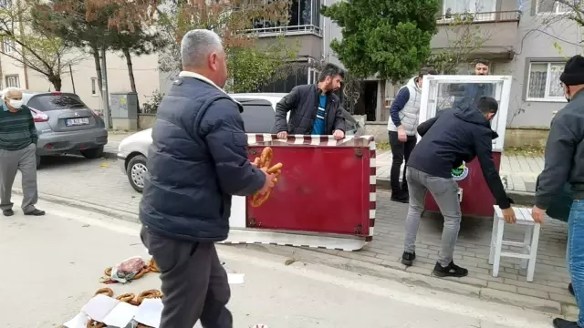 70 kilometre hızla esen rüzgar, tezgahı uçurdu: Simitçi ağır yaralı