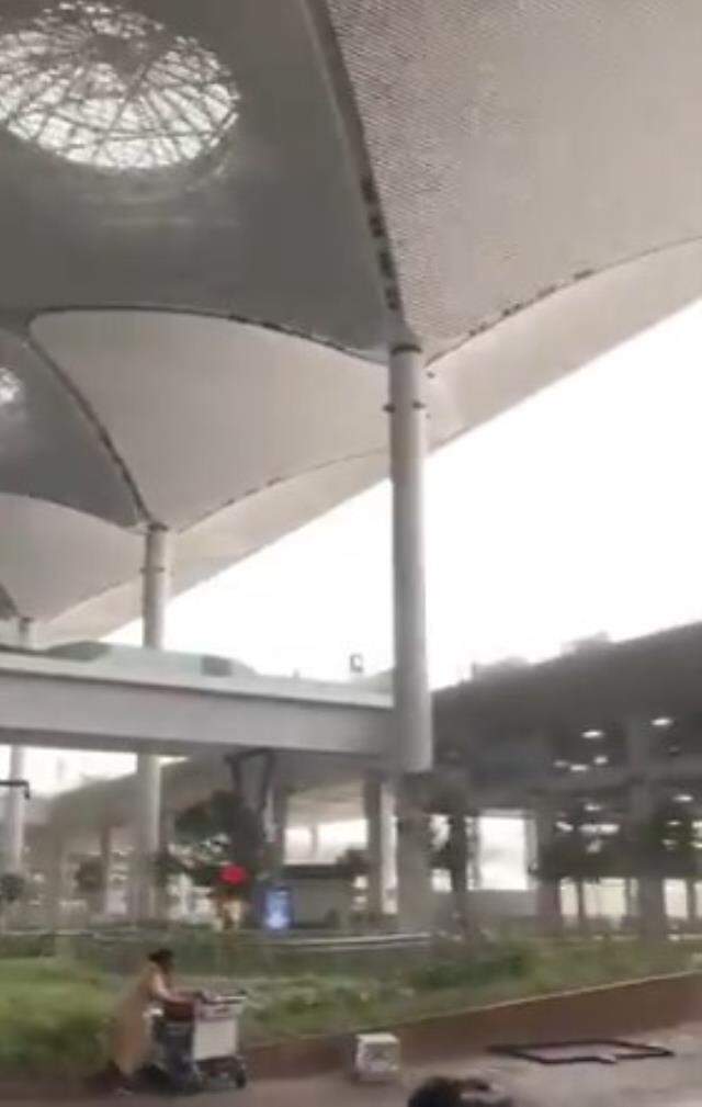 Uçakların inemediği İstanbul Havalimanı'nda fırtınanın şiddetini gösteren görüntü! İnsanlar uçmamak için etrafa tutuldu Uçakların inemediği İstanbul Havalimanı'nda fırtınanın şiddetini gösteren görüntü! İnsanlar uçmamak için etrafa tutuldu