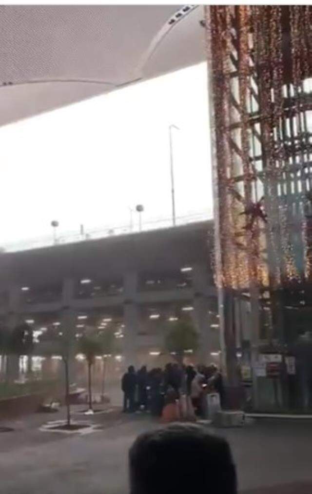 Uçakların inemediği İstanbul Havalimanı'nda fırtınanın şiddetini gösteren görüntü! İnsanlar uçmamak için etrafa tutuldu Uçakların inemediği İstanbul Havalimanı'nda fırtınanın şiddetini gösteren görüntü! İnsanlar uçmamak için etrafa tutuldu