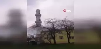 Cami minaresi fırtınaya dayanmadı