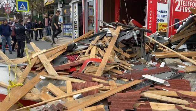 İstanbul'da kahreden olay! Kızını fırtınada uçan çatıdan korumak isteyen anne hayatını kaybetti İstanbul'da kahreden olay! Kızını fırtınada uçan çatıdan korumak isteyen anne hayatını kaybetti
