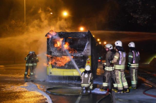 Başakşehir'de korkutan görüntü! Özel halk otobüsü alev alev yandı