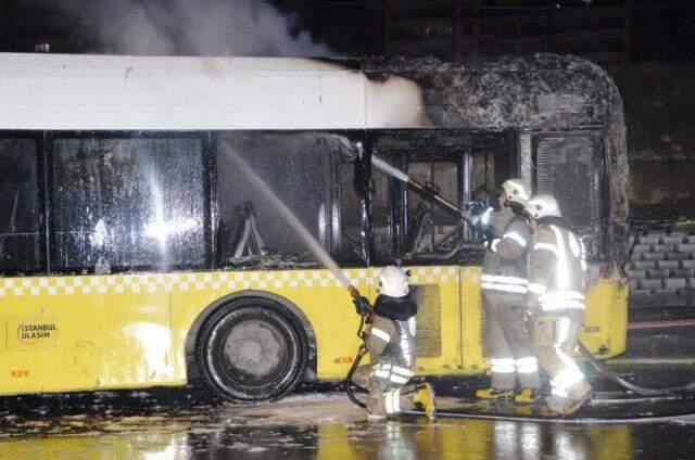 Başakşehir'de korkutan görüntü! Özel halk otobüsü alev alev yandı