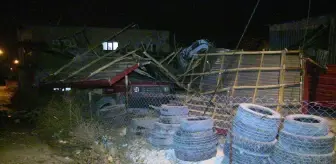 KAHRAMANMARAŞ - Şiddetli rüzgar nedeniyle apartmanın çatısı uçtu