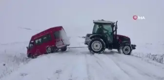 Karda yoldan çıkan minibüs traktör yardımı ile kurtarıldı