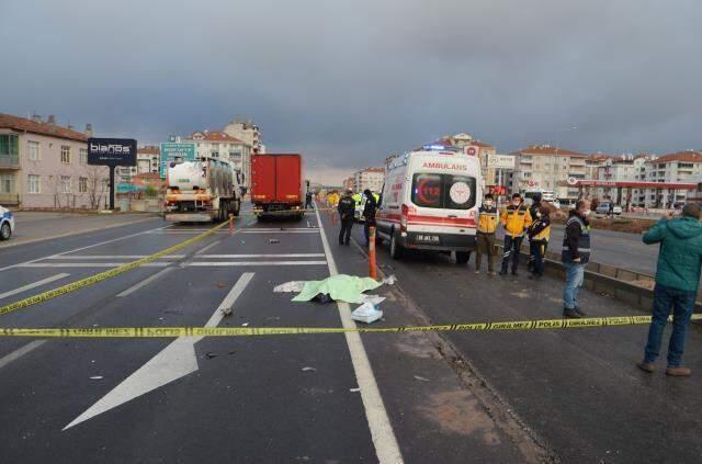 Kaza yerinden geçerken, ölen kişinin annesi olduğunu öğrendi