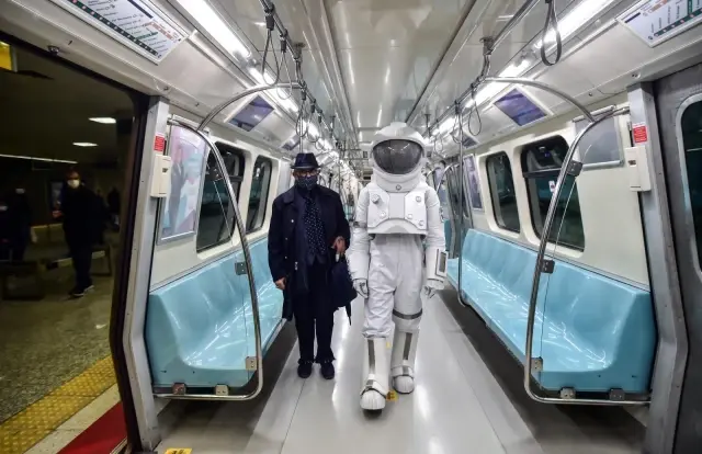 Bakan şaştı kaldı! Herkes metroyla İstanbul'u gezen gizemli astronotu merak ediyor