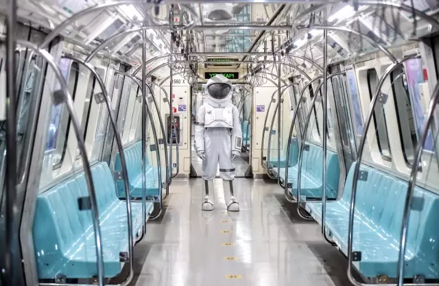 Bakan şaştı kaldı! Herkes metroyla İstanbul'u gezen gizemli astronotu merak ediyor