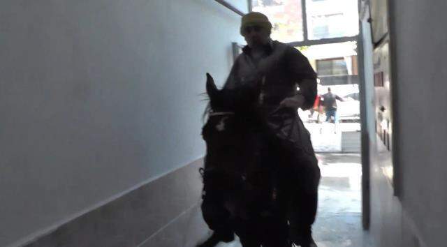 Atıyla daireye çıktı, herkes şaşırdı Atıyla daireye çıktı, herkes şaşırdı