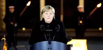 Başbakanlığı devredecek olan Merkel'e Alman ordusundan veda töreni