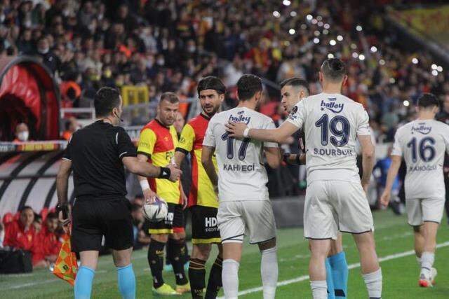 Kavga görüntüleri ortaya çıkan İrfan Can, kaç maç ceza alacak? Kavga görüntüleri ortaya çıkan İrfan Can, kaç maç ceza alacak?