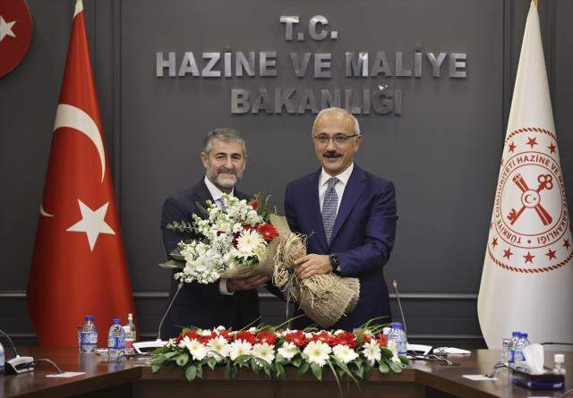 Son dakika: Hazine ve Maliye Bakanı Nureddin Nebati görevi devraldı: Önceliğimiz yüksek faiz değil, yatırım ve istihdam olacak Son dakika: Hazine ve Maliye Bakanı Nureddin Nebati görevi devraldı: Önceliğimiz yüksek faiz değil, yatırım ve istihdam olacak