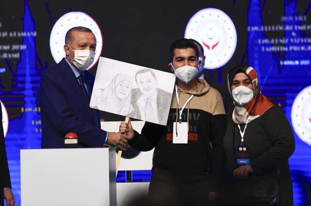 Cumhurbaşkanı Erdoğan'ı duygulandıran hediye! Engelli gencin elini öperek karşılık verdi Cumhurbaşkanı Erdoğan'ı duygulandıran hediye! Engelli gencin elini öperek karşılık verdi