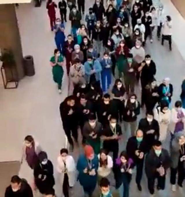 Hekimlere yapılan zam diğer sağlık çalışanlarını ayağa kaldırdı! Hastanelerden protesto görüntüleri yağıyor Hekimlere yapılan zam diğer sağlık çalışanlarını ayağa kaldırdı! Hastanelerden protesto görüntüleri yağıyor