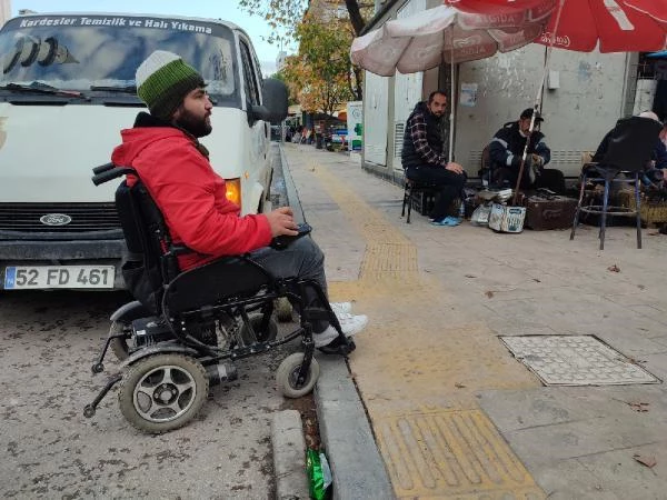 Göbeğinde çıkan sivilceyi sıktı, tekerlekli sandalyeye mahkum oldu